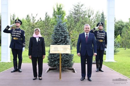Presidents of Uzbekistan and Singapore Plant a Tree