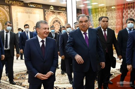Президенты посетили ковровую фабрику в Кайраккуме