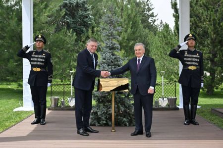 Ўзбекистон Президенти ва Словакия Бош вазири Фахрий меҳмонлар хиёбонида дарахт экдилар