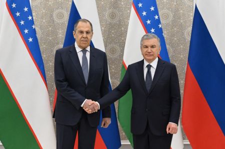 Президент Узбекистана принял министра иностранных дел России