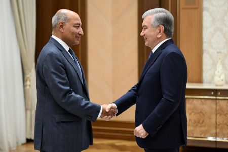 Президент Узбекистана провел встречу  с советником Сумой Чакрабарти