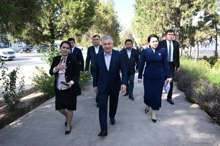 Президент Қарши туманидаги мактабда бўлди Президент Қарши туманидаги мактабда бўлди