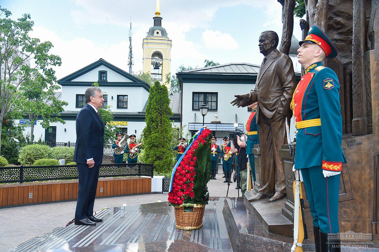 Президент Узбекистана посетил сквер Ислама Каримова в Москве