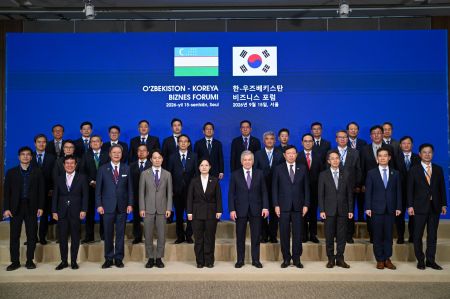 President of Uzbekistan attends opening of Uzbek-Korean Business Forum