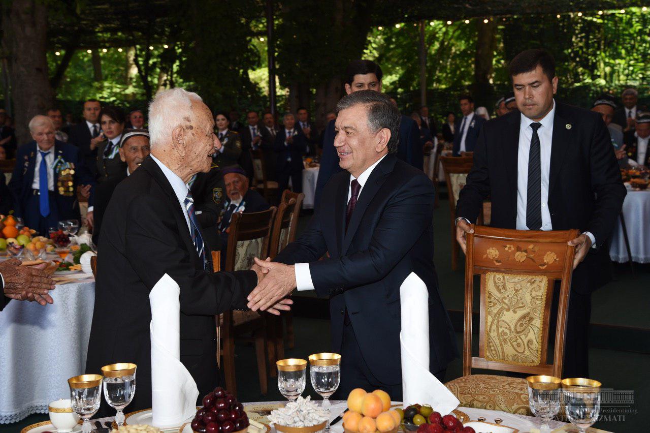 Shavkat Mirziyoyev urush va mehnat faxriylarini tabrikladi