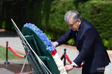 Uzbek President Pays Tribute to the Memory of Heydar Aliyev