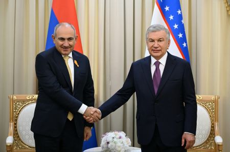 Давлатимиз раҳбари Арманистон Бош вазири билан икки томонлама муносабатларни ривожлантириш масалаларини муҳокама қилди