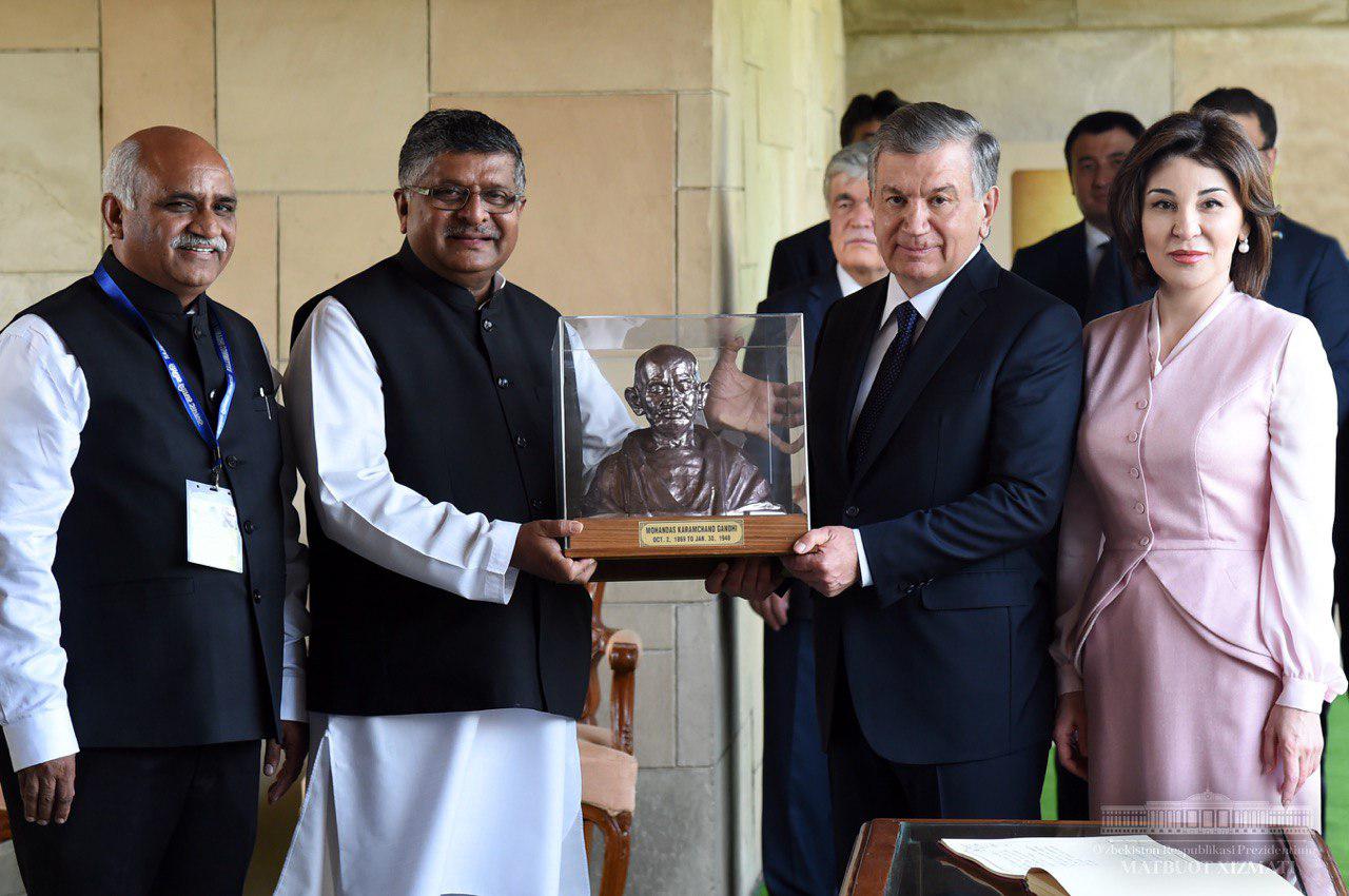 Shavkat Mirziyoyev laid flowers at Mahatma Gandhi memorial