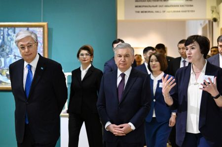 Лидеры Узбекистана и Казахстана ознакомились с выставкой живописных и графических работ
