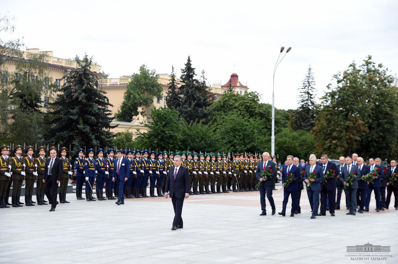 Shavkat Mirziyoyev G‘alaba monumentiga gulchambar qo‘ydi