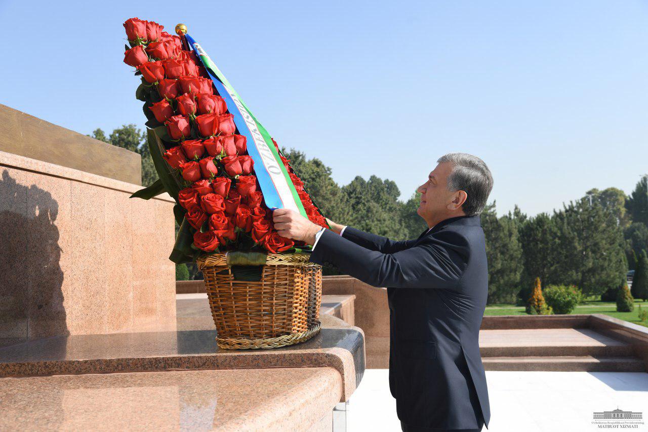 The President visits Mustaqillik Square The President visits Mustaqillik Square