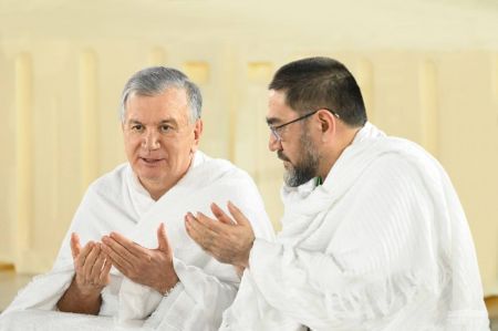 Uzbek President Performs Umrah