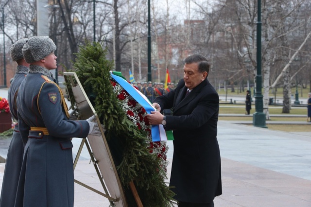 Shavkat Mirziyoyev Moskvadagi «Noma’lum askar» yodgorligiga gul qo‘ydi