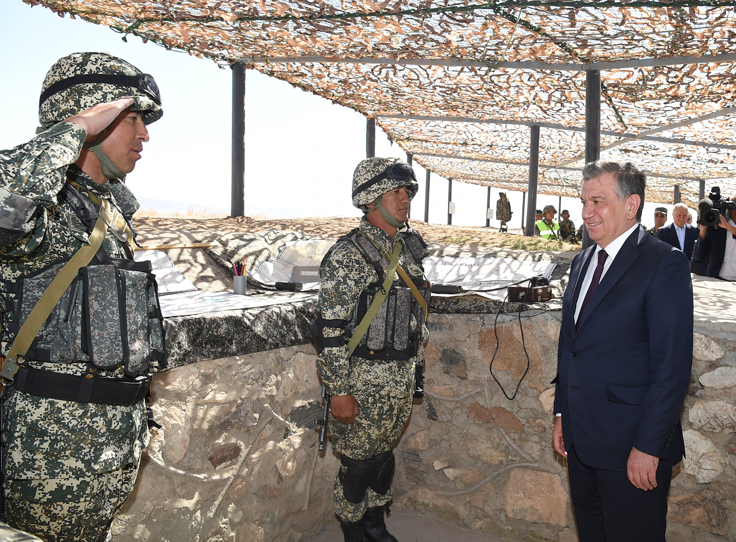 Prezident Shavkat Mirziyoyev Mudofaa vazirligining dala o‘quv taktik mashg‘ulotlarini kuzatdi Prezident Shavkat Mirziyoyev Mudofaa vazirligining dala o‘quv taktik mashg‘ulotlarini kuzatdi