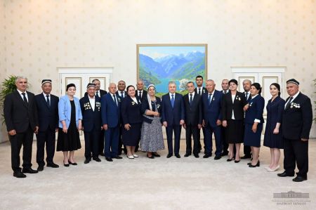 Shavkat Mirziyoyev buxorolik faollar bilan suhbatlashdi