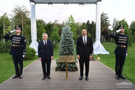 The Two Leaders Plant A Tree – A Symbol of New Aspirations