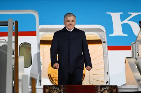 The President of Uzbekistan Arrives in Moscow