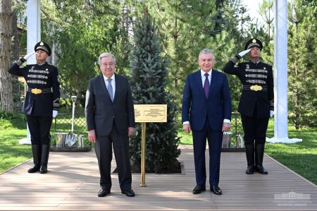 Президент Узбекистана и Генеральный секретарь ООН посадили дерево на Аллее почетных гостей Президент Узбекистана и Генеральный секретарь ООН посадили дерево на Аллее почетных гостей