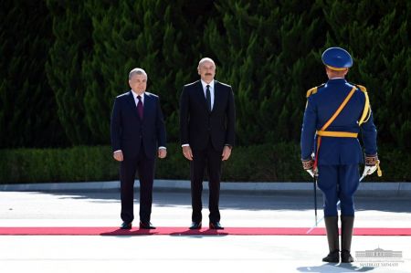 Состоялась торжественная встреча Президента Узбекистана
