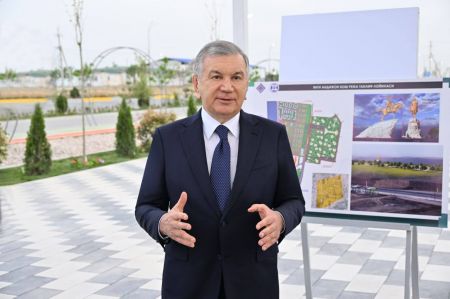 Президент ознакомился с ходом созидательной работы в Новом Андижане