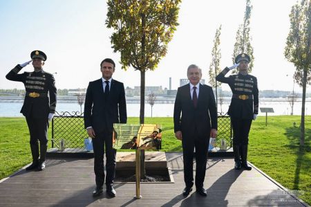 Главы государств вместе посадили дерево