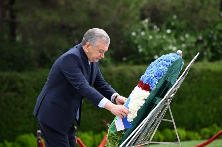 Президент Узбекистана отдал дань уважения памяти Гейдара Алиева