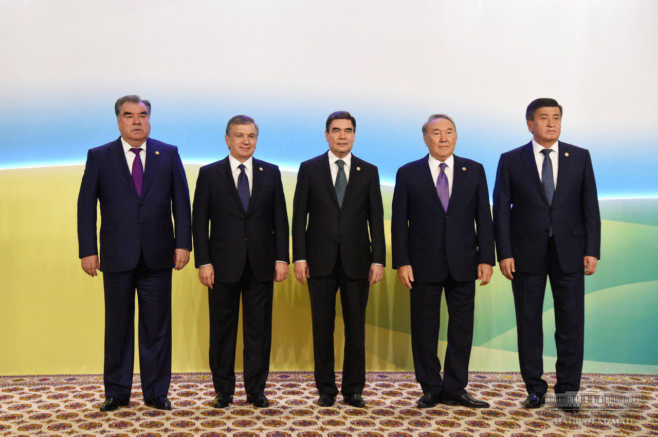 Президенты провели встречу в узком формате