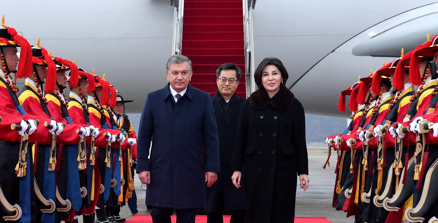 Ўзбекистон Президенти Шавкат Мирзиёев Корея Республикасига келди