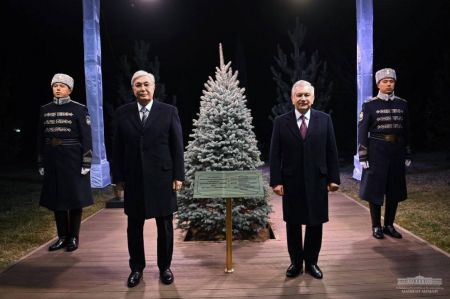 Қозоғистон Президенти Фахрий меҳмонлар хиёбонида дарахт экди