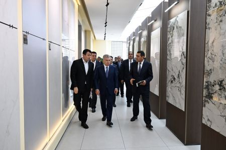 Президент ознакомился с деятельностью предприятия по производству керамогранитных плит в Кувасае