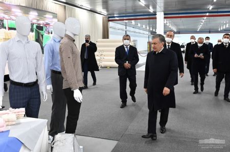President Visits a New Textile Enterprise President Visits a New Textile Enterprise