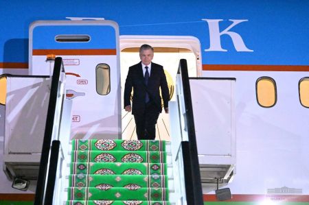 Shavkat Mirziyoyev Arrives in Ashgabat