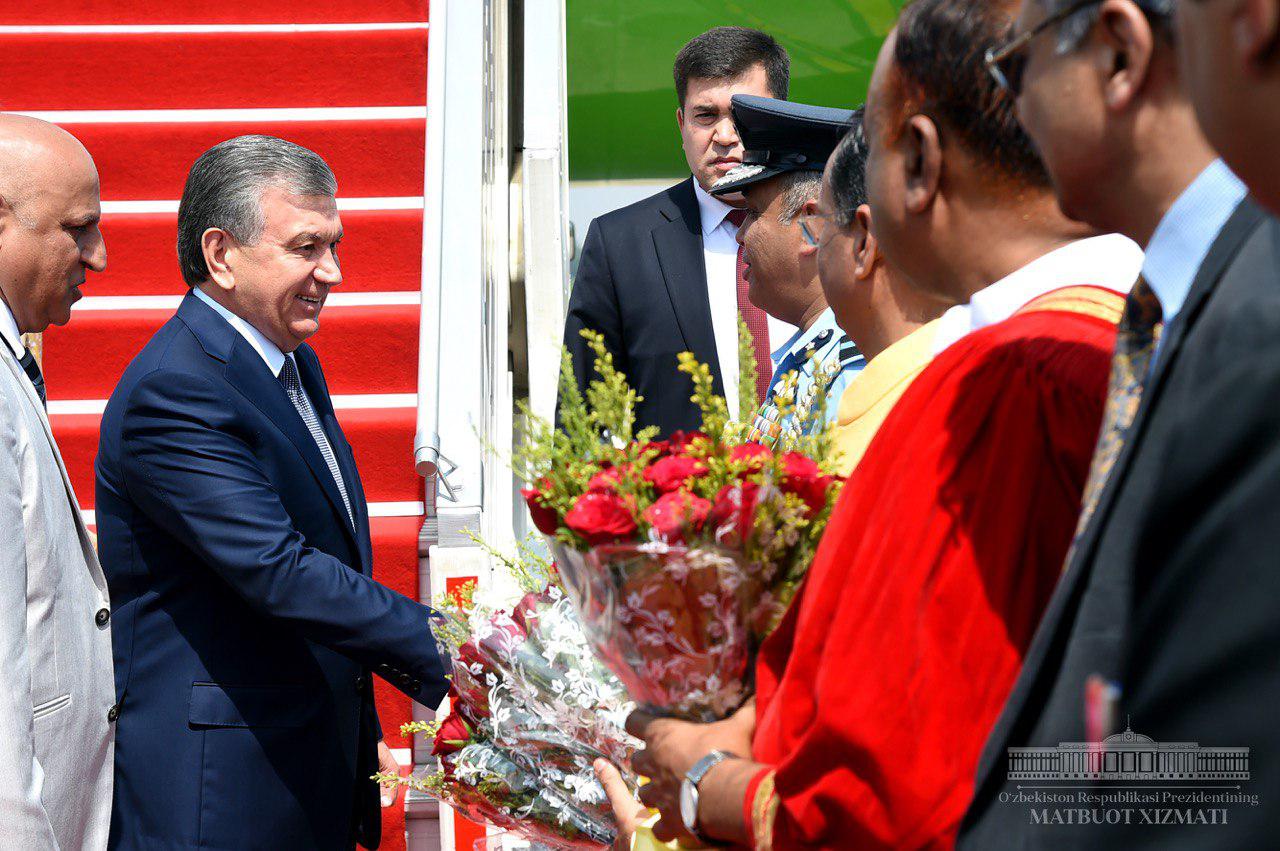 President Shavkat Mirziyoyev arrives in Agra