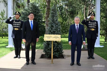 Oʼzbekiston va Moʼgʼuliston Prezidentlari Faxriy mehmonlar xiyobonida daraxt ekdilar