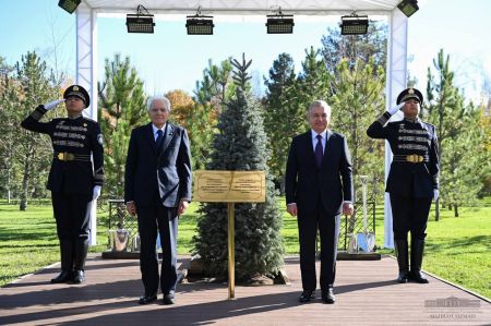 Президенты Узбекистана и Италии приняли участие в церемонии посадки дерева