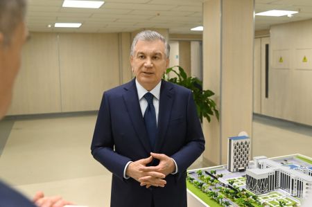 President Visits Young Patients, Cordially Speaks With Their Mothers