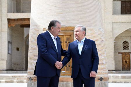 Президент Таджикистана знакомится с историческими памятниками Бухары