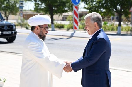 President visits Bahauddin Naqshband Mausoleum