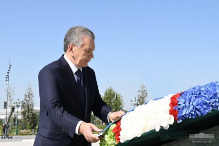 Возложены цветы к монументу Независимости Возложены цветы к монументу Независимости
