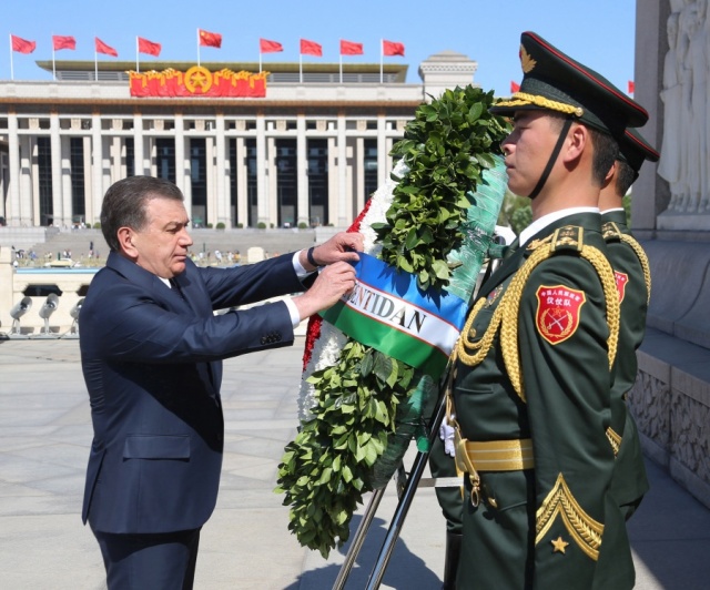 Shavkat Mirziyoyev Pekindagi Xalq qahramonlari yodgorligi poyiga gul qo‘ydi