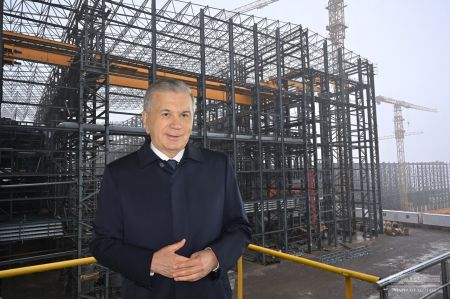 Глава государства посетил строительство крупного комплекса на Алмалыкском комбинате