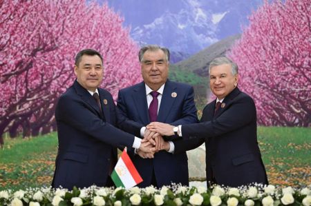 Президент Узбекистана принял участие в трехсторонней встрече глав государств