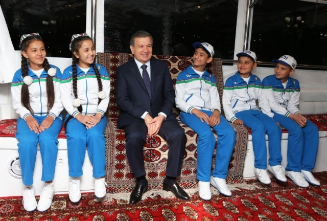Шавкат Мирзиёев встретился с детьми из Узбекистана, отдыхающими в 