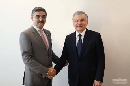 The Uzbek President Discusses with the Pakistani Prime Minister Issues on Further Developing the Multifaceted Cooperation