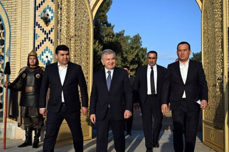 Президент осмотрел Этногородок в Термезе