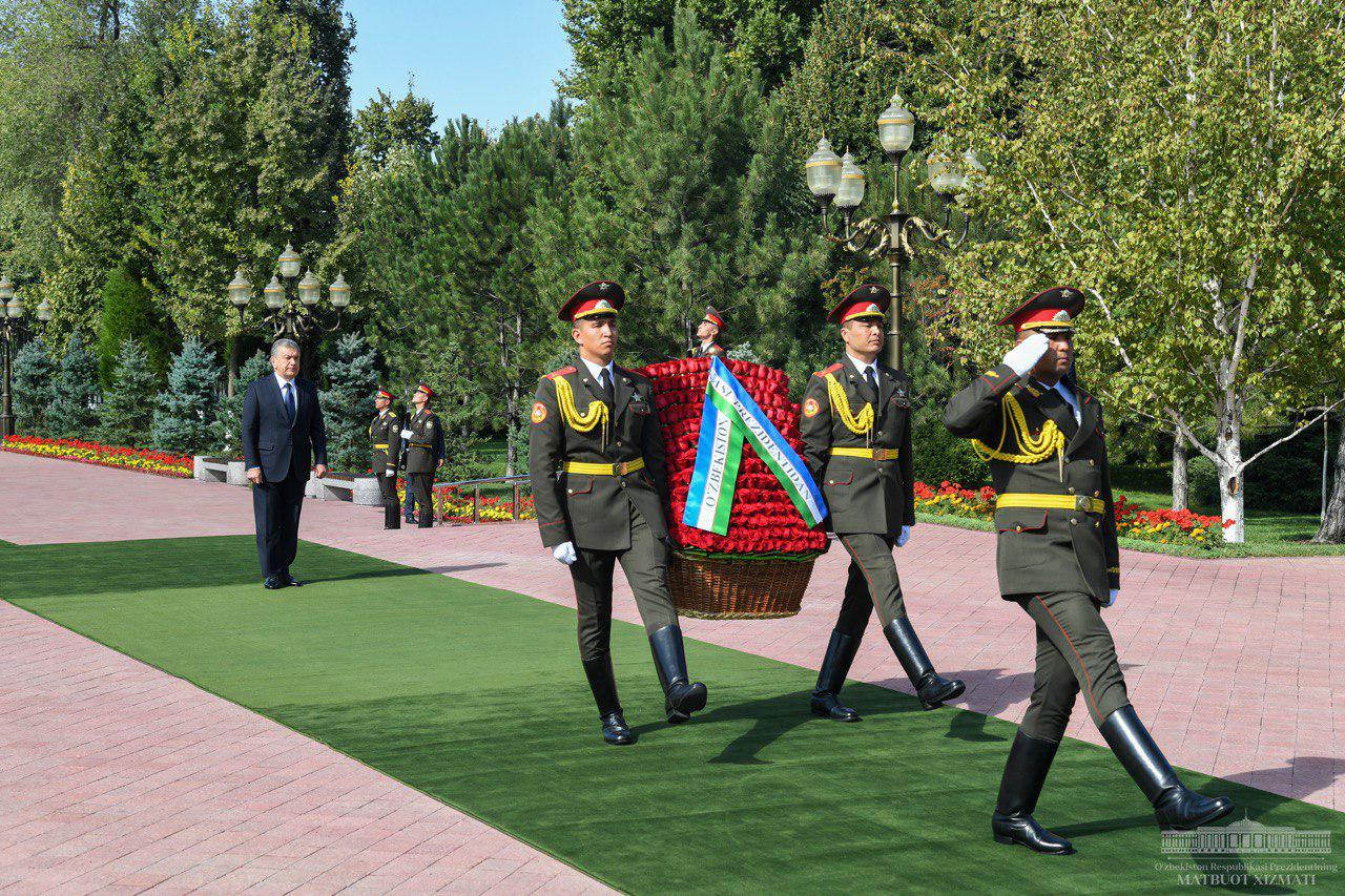 Flowers laid to Islam Karimov Monument Flowers laid to Islam Karimov Monument
