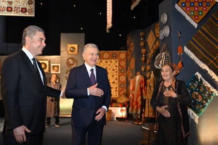 Лидеры Узбекистана и Туркменистана посетили выставку «Миражи времени»