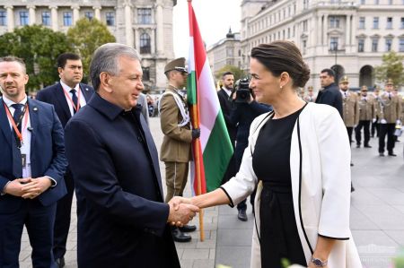 An Official Welcoming Ceremony Takes Place for the President of Uzbekistan