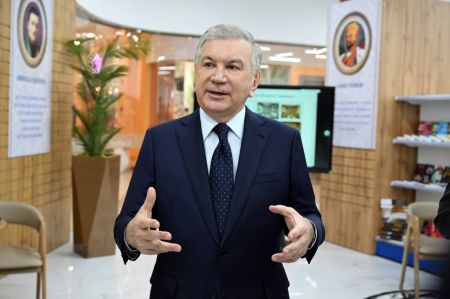 Президент ознакомился с современным торговым центром