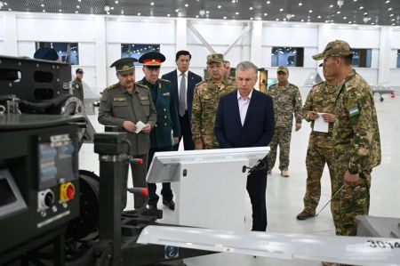 Олий Бош Қўмондон ҳарбий қисмдаги шароитларни кўздан кечирди